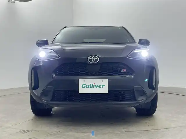 トヨタ ヤリスクロス ハイブリッド GRスポーツ 岡山県 2023(令5)年 2.2万km ブラックマイカ 純正８インチナビ　/【Carplay/AndroidAuto/Bluetooth】/全方位カメラ　/レーダークルーズコントロール　/ビルトインＥＴＣ　/ブラインドスポットモニター/前席シートヒーター　/ハーフレザーシート/ＬＥＤヘッドライト　/ステアリングヒーター　/電動リアゲート　/コーナーセンサー　/オートハイビーム　/スペアキー×1/禁煙車/オートブレーキホールド