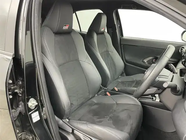 トヨタ ヤリスクロス ハイブリッド GRスポーツ 岡山県 2023(令5)年 2.2万km ブラックマイカ 純正８インチナビ　/【Carplay/AndroidAuto/Bluetooth】/全方位カメラ　/レーダークルーズコントロール　/ビルトインＥＴＣ　/ブラインドスポットモニター/前席シートヒーター　/ハーフレザーシート/ＬＥＤヘッドライト　/ステアリングヒーター　/電動リアゲート　/コーナーセンサー　/オートハイビーム　/スペアキー×1/禁煙車/オートブレーキホールド