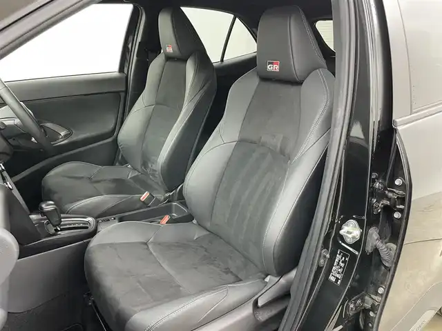 トヨタ ヤリスクロス ハイブリッド GRスポーツ 岡山県 2023(令5)年 2.2万km ブラックマイカ 純正８インチナビ　/【Carplay/AndroidAuto/Bluetooth】/全方位カメラ　/レーダークルーズコントロール　/ビルトインＥＴＣ　/ブラインドスポットモニター/前席シートヒーター　/ハーフレザーシート/ＬＥＤヘッドライト　/ステアリングヒーター　/電動リアゲート　/コーナーセンサー　/オートハイビーム　/スペアキー×1/禁煙車/オートブレーキホールド