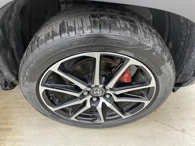 トヨタ ヤリスクロス ハイブリッド GRスポーツ 岡山県 2023(令5)年 2.2万km ブラックマイカ 純正８インチナビ　/【Carplay/AndroidAuto/Bluetooth】/全方位カメラ　/レーダークルーズコントロール　/ビルトインＥＴＣ　/ブラインドスポットモニター/前席シートヒーター　/ハーフレザーシート/ＬＥＤヘッドライト　/ステアリングヒーター　/電動リアゲート　/コーナーセンサー　/オートハイビーム　/スペアキー×1/禁煙車/オートブレーキホールド