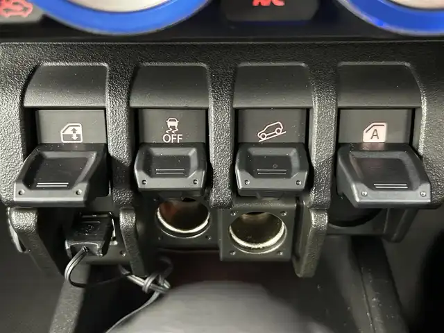 スズキ ジムニー シエラ JC 福岡県 2022(令4)年 1.1万km ブルーイッシュブラックパール3 純正８型ナビ（ＢＴ，フルセグＴＶ）　/バックカメラ　/ＥＴＣ　/前後ドラレコ　/スロットコントロール　/クルコン　/衝突軽減ブレーキ　/レーンキープ　/ヒルディセントコントロール　/アイドリングストップ　/シートヒーター　/純正１５インチアルミホイール