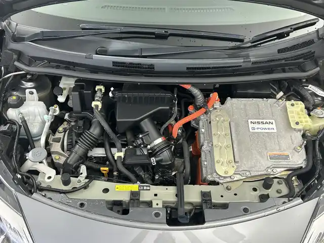 日産 ノート e－パワー X 三重県 2017(平29)年 0.9万km ダークメタルグレー 禁煙車/7インチナビ/　フルセグTV/CD/DVD/Bluetooth/デジタルインナーミラー/全方位カメラ/スマートキー/プッシュスタート/オートライト/電格ミラー/スペアキー/AAC/スタッドレスタイヤ積み込み　21製