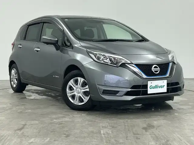 日産 ノート e－パワー X 三重県 2017(平29)年 0.9万km ダークメタルグレー 禁煙車/7インチナビ/　フルセグTV/CD/DVD/Bluetooth/デジタルインナーミラー/全方位カメラ/スマートキー/プッシュスタート/オートライト/電格ミラー/スペアキー/AAC/スタッドレスタイヤ積み込み　21製