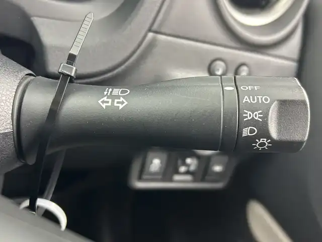 日産 ノート e－パワー X 三重県 2017(平29)年 0.9万km ダークメタルグレー 禁煙車/7インチナビ/　フルセグTV/CD/DVD/Bluetooth/デジタルインナーミラー/全方位カメラ/スマートキー/プッシュスタート/オートライト/電格ミラー/スペアキー/AAC/スタッドレスタイヤ積み込み　21製