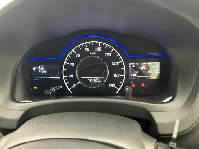 日産 ノート e－パワー X 三重県 2017(平29)年 0.9万km ダークメタルグレー 禁煙車/7インチナビ/　フルセグTV/CD/DVD/Bluetooth/デジタルインナーミラー/全方位カメラ/スマートキー/プッシュスタート/オートライト/電格ミラー/スペアキー/AAC/スタッドレスタイヤ積み込み　21製
