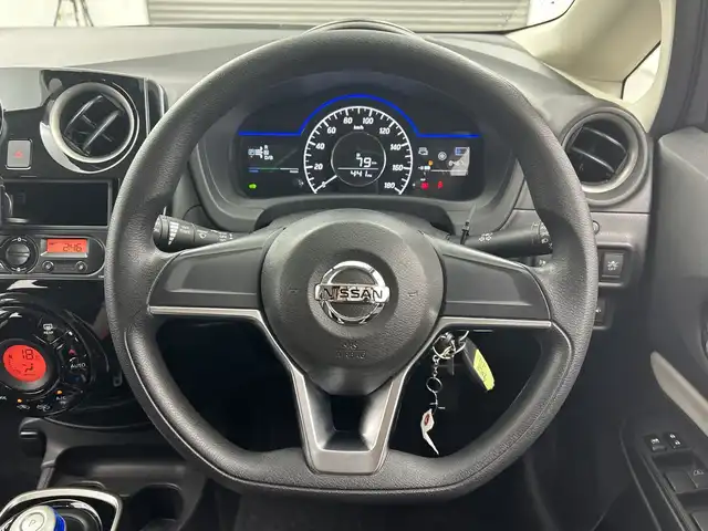 日産 ノート e－パワー X 三重県 2017(平29)年 0.9万km ダークメタルグレー 禁煙車/7インチナビ/　フルセグTV/CD/DVD/Bluetooth/デジタルインナーミラー/全方位カメラ/スマートキー/プッシュスタート/オートライト/電格ミラー/スペアキー/AAC/スタッドレスタイヤ積み込み　21製