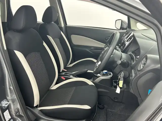 日産 ノート e－パワー X 三重県 2017(平29)年 0.9万km ダークメタルグレー 禁煙車/7インチナビ/　フルセグTV/CD/DVD/Bluetooth/デジタルインナーミラー/全方位カメラ/スマートキー/プッシュスタート/オートライト/電格ミラー/スペアキー/AAC/スタッドレスタイヤ積み込み　21製