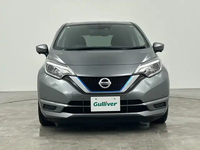 日産 ノート e－パワー X 三重県 2017(平29)年 0.9万km ダークメタルグレー 禁煙車/7インチナビ/　フルセグTV/CD/DVD/Bluetooth/デジタルインナーミラー/全方位カメラ/スマートキー/プッシュスタート/オートライト/電格ミラー/スペアキー/AAC/スタッドレスタイヤ積み込み　21製