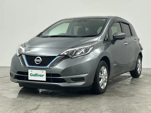 日産 ノート e－パワー X 三重県 2017(平29)年 0.9万km ダークメタルグレー 禁煙車/7インチナビ/　フルセグTV/CD/DVD/Bluetooth/デジタルインナーミラー/全方位カメラ/スマートキー/プッシュスタート/オートライト/電格ミラー/スペアキー/AAC/スタッドレスタイヤ積み込み　21製