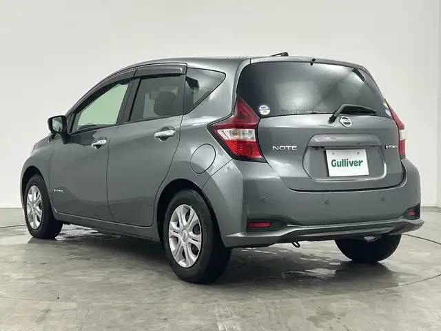 日産 ノート e－パワー X 三重県 2017(平29)年 0.9万km ダークメタルグレー 禁煙車/7インチナビ/　フルセグTV/CD/DVD/Bluetooth/デジタルインナーミラー/全方位カメラ/スマートキー/プッシュスタート/オートライト/電格ミラー/スペアキー/AAC/スタッドレスタイヤ積み込み　21製