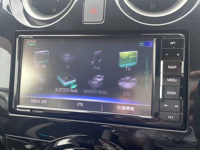 日産 ノート e－パワー X 三重県 2017(平29)年 0.9万km ダークメタルグレー 禁煙車/7インチナビ/　フルセグTV/CD/DVD/Bluetooth/デジタルインナーミラー/全方位カメラ/スマートキー/プッシュスタート/オートライト/電格ミラー/スペアキー/AAC/スタッドレスタイヤ積み込み　21製