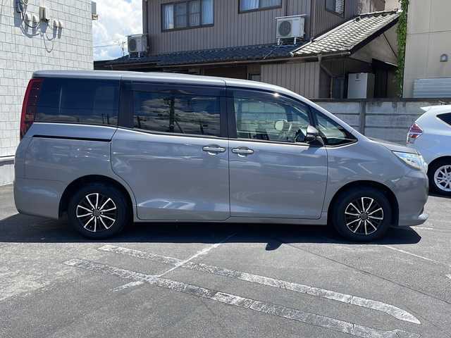 トヨタ ノア X ディライトプラス 長野県 2015(平27)年 11.7万km アイスチタニウムマイカメタリック (株)IDOMが運営する【じしゃロン長野店】の自社ローン専用車両になります/こちらは現金またはオートローンご利用時の価格です。自社ローンご希望の方は別途その旨お申付け下さい./社外ナビ　（CD/DVD/BT）/両側パワースライドドア/ステアリングスイッチ/前方向ドライブレコーダー/純正フロアマット/フリップダウンモニター/ビルトインETC/社外AW