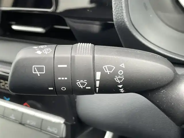 トヨタ ヴォクシー ハイブリッド 愛媛県 2023(令5)年 1.3万km 黒 フリップダウンモニター/ブラインドスポットモニター/クルーズコントロール/コーナーセンサー前後/自動駐車システム/メーカーナビ/全方位カメラ/フルセグTV/ドライブレコーダー前後/ETC2.0/LED/オートライト/オートマチックハイビーム/Cタイプ充電/純正フロアマット/純正16AW/Bluetooth/片側パワースライドドア/横滑り防止装置/レーンキープアシスト