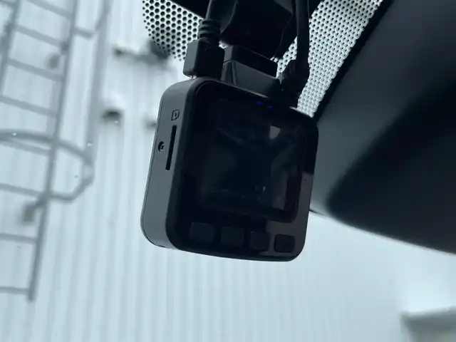 トヨタ ヴォクシー ハイブリッド 愛媛県 2023(令5)年 1.3万km 黒 フリップダウンモニター/ブラインドスポットモニター/クルーズコントロール/コーナーセンサー前後/自動駐車システム/メーカーナビ/全方位カメラ/フルセグTV/ドライブレコーダー前後/ETC2.0/LED/オートライト/オートマチックハイビーム/Cタイプ充電/純正フロアマット/純正16AW/Bluetooth/片側パワースライドドア/横滑り防止装置/レーンキープアシスト