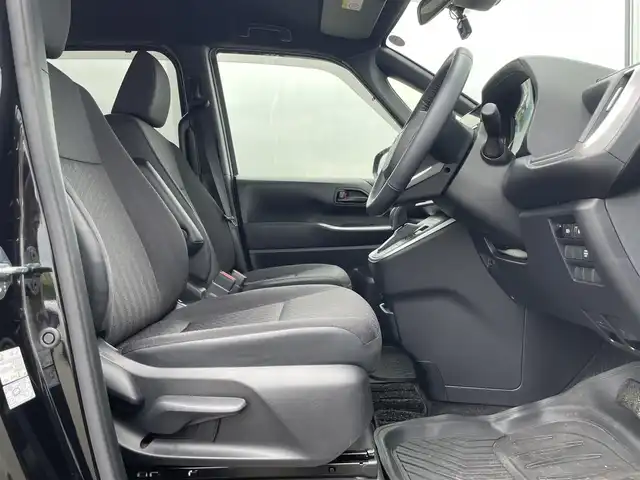 トヨタ ヴォクシー ハイブリッド 愛媛県 2023(令5)年 1.3万km 黒 フリップダウンモニター/ブラインドスポットモニター/クルーズコントロール/コーナーセンサー前後/自動駐車システム/メーカーナビ/全方位カメラ/フルセグTV/ドライブレコーダー前後/ETC2.0/LED/オートライト/オートマチックハイビーム/Cタイプ充電/純正フロアマット/純正16AW/Bluetooth/片側パワースライドドア/横滑り防止装置/レーンキープアシスト