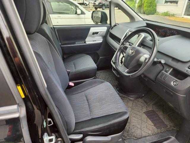 トヨタ ノア Si 岩手県 2012(平24)年 9.5万km ブラック 後席モニター/片側パワスラ/前後ソナー/純正ＨＤＤナビ/フルセグ／ＣＤ／ＤＶＤ/ＥＴＣ/バックカメラ/パドルシフト/ステアリングリモコン/取扱説明書/スペアキー