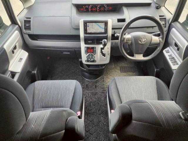 トヨタ ノア Si 岩手県 2012(平24)年 9.5万km ブラック 後席モニター/片側パワスラ/前後ソナー/純正ＨＤＤナビ/フルセグ／ＣＤ／ＤＶＤ/ＥＴＣ/バックカメラ/パドルシフト/ステアリングリモコン/取扱説明書/スペアキー