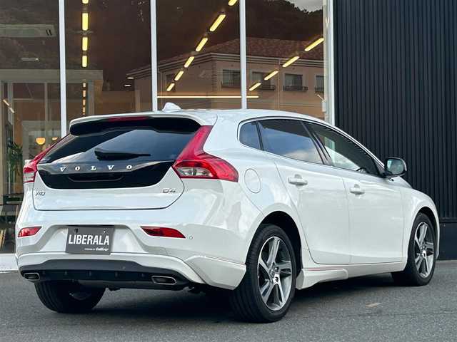 ボルボ Ｖ４０ D4 SE 福岡県 2016(平28)年 2.7万km アイスホワイト アダプティブクルーズコントロール/ブラインドスポットモニター/レーンキープアシスト/インテリセーフ　/ハーフレザーシート/純正ナビ　/バックカメラ　/Ｂｌｕｅｔｏｏｔｈ　/コンフォートＡ　/HIDライト/オートライト/純正17インチアルミホイール/スタットレス積載/ＥＴＣ/取扱説明書/保証書/スペアキー×1