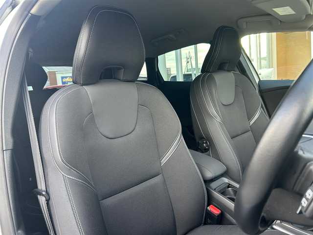 ボルボ Ｖ４０ D4 SE 福岡県 2016(平28)年 2.7万km アイスホワイト アダプティブクルーズコントロール/ブラインドスポットモニター/レーンキープアシスト/インテリセーフ　/ハーフレザーシート/純正ナビ　/バックカメラ　/Ｂｌｕｅｔｏｏｔｈ　/コンフォートＡ　/HIDライト/オートライト/純正17インチアルミホイール/スタットレス積載/ＥＴＣ/取扱説明書/保証書/スペアキー×1