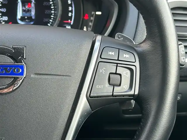 ボルボ Ｖ４０ D4 SE 福岡県 2016(平28)年 2.7万km アイスホワイト アダプティブクルーズコントロール/ブラインドスポットモニター/レーンキープアシスト/インテリセーフ　/ハーフレザーシート/純正ナビ　/バックカメラ　/Ｂｌｕｅｔｏｏｔｈ　/コンフォートＡ　/HIDライト/オートライト/純正17インチアルミホイール/スタットレス積載/ＥＴＣ/取扱説明書/保証書/スペアキー×1