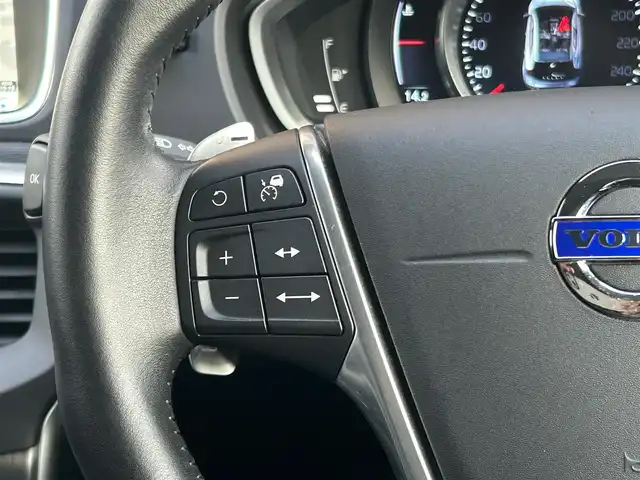 ボルボ Ｖ４０ D4 SE 福岡県 2016(平28)年 2.7万km アイスホワイト アダプティブクルーズコントロール/ブラインドスポットモニター/レーンキープアシスト/インテリセーフ　/ハーフレザーシート/純正ナビ　/バックカメラ　/Ｂｌｕｅｔｏｏｔｈ　/コンフォートＡ　/HIDライト/オートライト/純正17インチアルミホイール/スタットレス積載/ＥＴＣ/取扱説明書/保証書/スペアキー×1