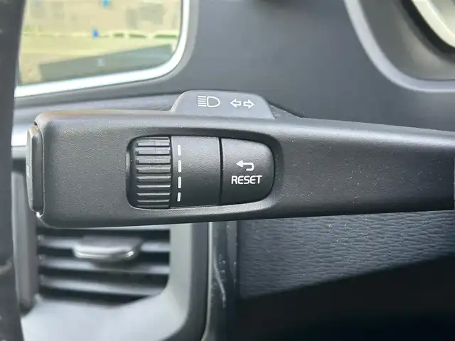 ボルボ Ｖ４０ D4 SE 福岡県 2016(平28)年 2.7万km アイスホワイト アダプティブクルーズコントロール/ブラインドスポットモニター/レーンキープアシスト/インテリセーフ　/ハーフレザーシート/純正ナビ　/バックカメラ　/Ｂｌｕｅｔｏｏｔｈ　/コンフォートＡ　/HIDライト/オートライト/純正17インチアルミホイール/スタットレス積載/ＥＴＣ/取扱説明書/保証書/スペアキー×1