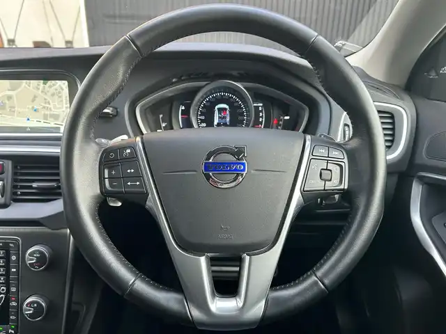 ボルボ Ｖ４０ D4 SE 福岡県 2016(平28)年 2.7万km アイスホワイト アダプティブクルーズコントロール/ブラインドスポットモニター/レーンキープアシスト/インテリセーフ　/ハーフレザーシート/純正ナビ　/バックカメラ　/Ｂｌｕｅｔｏｏｔｈ　/コンフォートＡ　/HIDライト/オートライト/純正17インチアルミホイール/スタットレス積載/ＥＴＣ/取扱説明書/保証書/スペアキー×1