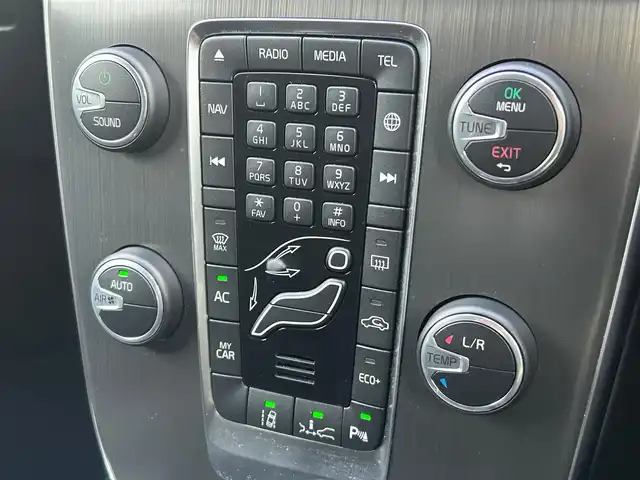 ボルボ Ｖ４０ D4 SE 福岡県 2016(平28)年 2.7万km アイスホワイト アダプティブクルーズコントロール/ブラインドスポットモニター/レーンキープアシスト/インテリセーフ　/ハーフレザーシート/純正ナビ　/バックカメラ　/Ｂｌｕｅｔｏｏｔｈ　/コンフォートＡ　/HIDライト/オートライト/純正17インチアルミホイール/スタットレス積載/ＥＴＣ/取扱説明書/保証書/スペアキー×1
