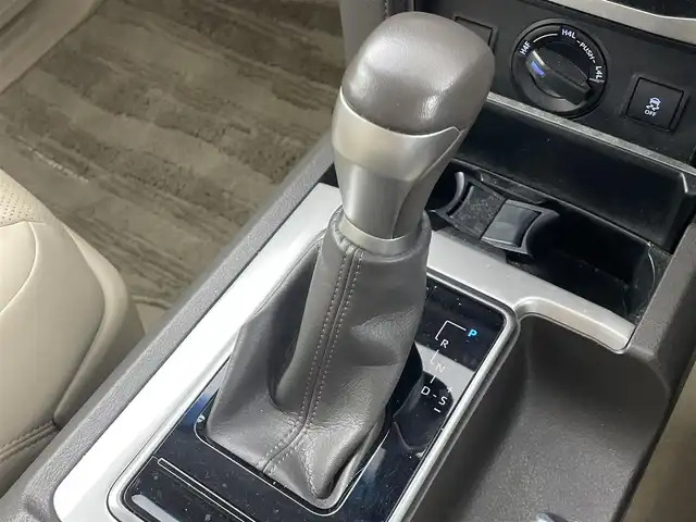 トヨタ ランドクルーザー プラド TX Lパッケージ 大阪府 2021(令3)年 5万km ホワイトパールクリスタルシャイン トヨタセーフティセンス/・プリクラッシュセーフティ/・レーンディパーチャーアラート/・レーダークルーズコントロール/・オートマチックハイビーム/・パーキングサポートブレーキ/・前後クリアランスソナー/純正7インチナビ/　　CD/DVD/BT/TV/バックカメラ/白革シート/前席パワーシート/前席シートヒーター＆シートクーラー/LEDヘッドライト/ルーフレール/純正19インチアルミホイール/純正フロアマット/純正ビルトインETC/スマートキー