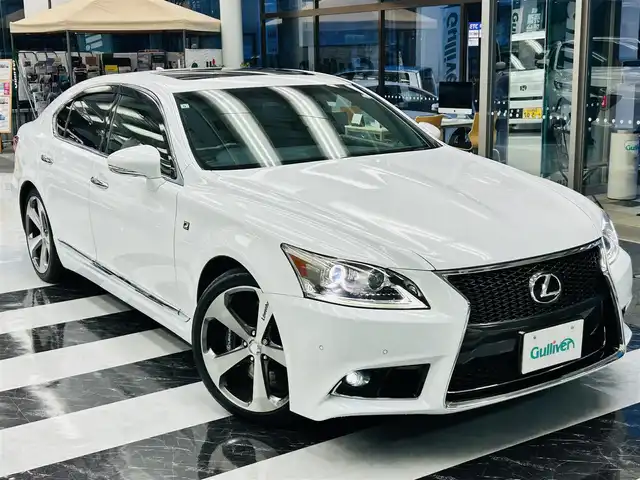 レクサス ＬＳ 460 Fスポーツ 千葉県 2015(平27)年 7.6万km ホワイトノーヴァガラスフレーク サンルーフ/Fスポーツ専用黒レザーシート/・前席シートヒーター、ベンチレーション機能/・前席パワーシート、メモリー機能付き/前席ドア　イージークロージャー/Fスポーツ専用パドルシフト付ステアリング/・ステアリングヒーター機能/BSM(ブラインドスポットモニタリングシステム)/パーキングセンサー/クルーズコントロール/Lowenhart 20インチアルミホイール/・245 40R20　2024年製造ブリヂストンREGNO装着/メーカーナビゲーション/・フルセグTV(キャンセラー取付済)/・Bluetoothオーディオ/・DVD Blu-ray/ビルトインETC/コムテック　ドライビング・セーフティ・センサー ZERO 808LV/バックガイドモニター/ドライブレコーダー/スマートキー　２個/カードキー　１枚