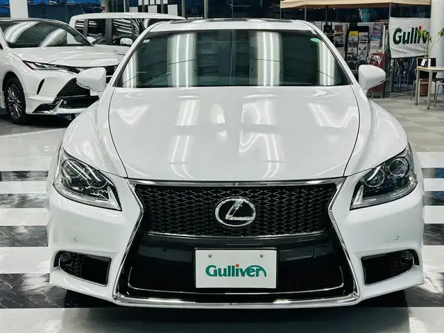 レクサス ＬＳ 460 Fスポーツ 千葉県 2015(平27)年 7.6万km ホワイトノーヴァガラスフレーク サンルーフ/Fスポーツ専用黒レザーシート/・前席シートヒーター、ベンチレーション機能/・前席パワーシート、メモリー機能付き/前席ドア　イージークロージャー/Fスポーツ専用パドルシフト付ステアリング/・ステアリングヒーター機能/BSM(ブラインドスポットモニタリングシステム)/パーキングセンサー/クルーズコントロール/Lowenhart 20インチアルミホイール/・245 40R20　2024年製造ブリヂストンREGNO装着/メーカーナビゲーション/・フルセグTV(キャンセラー取付済)/・Bluetoothオーディオ/・DVD Blu-ray/ビルトインETC/コムテック　ドライビング・セーフティ・センサー ZERO 808LV/バックガイドモニター/ドライブレコーダー/スマートキー　２個/カードキー　１枚