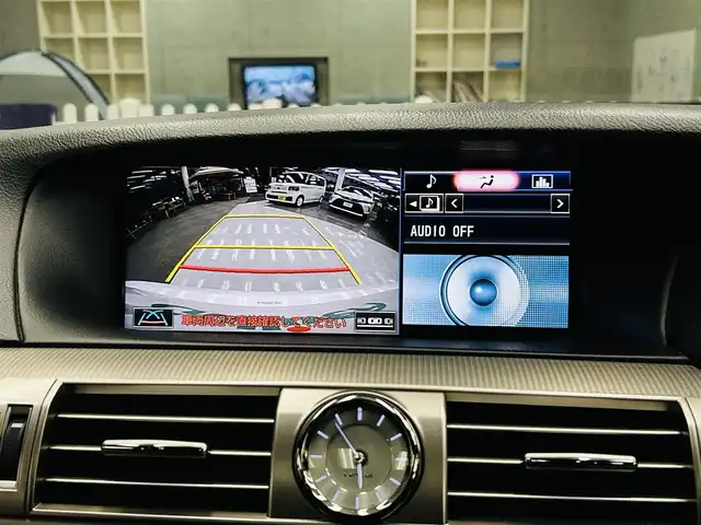 レクサス ＬＳ 460 Fスポーツ 千葉県 2015(平27)年 7.6万km ホワイトノーヴァガラスフレーク サンルーフ/Fスポーツ専用黒レザーシート/・前席シートヒーター、ベンチレーション機能/・前席パワーシート、メモリー機能付き/前席ドア　イージークロージャー/Fスポーツ専用パドルシフト付ステアリング/・ステアリングヒーター機能/BSM(ブラインドスポットモニタリングシステム)/パーキングセンサー/クルーズコントロール/Lowenhart 20インチアルミホイール/・245 40R20　2024年製造ブリヂストンREGNO装着/メーカーナビゲーション/・フルセグTV(キャンセラー取付済)/・Bluetoothオーディオ/・DVD Blu-ray/ビルトインETC/コムテック　ドライビング・セーフティ・センサー ZERO 808LV/バックガイドモニター/ドライブレコーダー/スマートキー　２個/カードキー　１枚