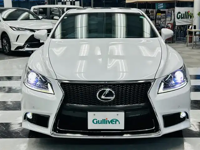 レクサス ＬＳ 460 Fスポーツ 千葉県 2015(平27)年 7.6万km ホワイトノーヴァガラスフレーク サンルーフ/Fスポーツ専用黒レザーシート/・前席シートヒーター、ベンチレーション機能/・前席パワーシート、メモリー機能付き/前席ドア　イージークロージャー/Fスポーツ専用パドルシフト付ステアリング/・ステアリングヒーター機能/BSM(ブラインドスポットモニタリングシステム)/パーキングセンサー/クルーズコントロール/Lowenhart 20インチアルミホイール/・245 40R20　2024年製造ブリヂストンREGNO装着/メーカーナビゲーション/・フルセグTV(キャンセラー取付済)/・Bluetoothオーディオ/・DVD Blu-ray/ビルトインETC/コムテック　ドライビング・セーフティ・センサー ZERO 808LV/バックガイドモニター/ドライブレコーダー/スマートキー　２個/カードキー　１枚