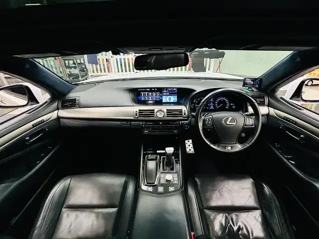 レクサス ＬＳ 460 Fスポーツ 千葉県 2015(平27)年 7.6万km ホワイトノーヴァガラスフレーク サンルーフ/Fスポーツ専用黒レザーシート/・前席シートヒーター、ベンチレーション機能/・前席パワーシート、メモリー機能付き/前席ドア　イージークロージャー/Fスポーツ専用パドルシフト付ステアリング/・ステアリングヒーター機能/BSM(ブラインドスポットモニタリングシステム)/パーキングセンサー/クルーズコントロール/Lowenhart 20インチアルミホイール/・245 40R20　2024年製造ブリヂストンREGNO装着/メーカーナビゲーション/・フルセグTV(キャンセラー取付済)/・Bluetoothオーディオ/・DVD Blu-ray/ビルトインETC/コムテック　ドライビング・セーフティ・センサー ZERO 808LV/バックガイドモニター/ドライブレコーダー/スマートキー　２個/カードキー　１枚