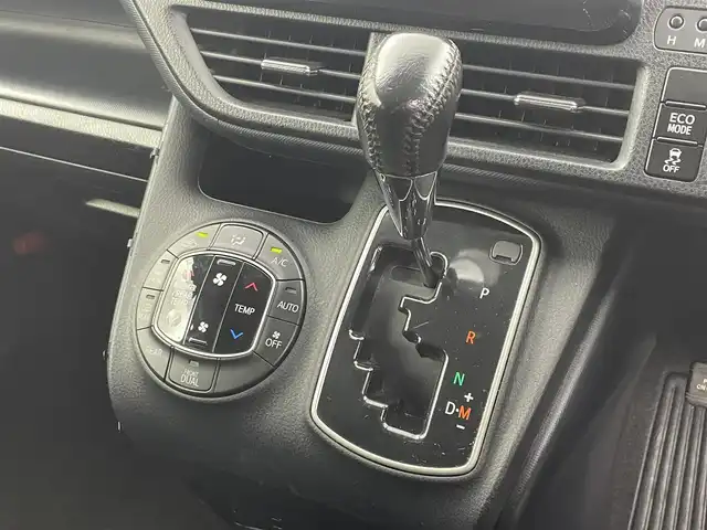 トヨタ ノア Si 福井県 2015(平27)年 5.7万km ブラック 純正SDナビ/ＣＤ　ＤＶＤ　Ｂｌｕｅｔｏｏｔｈ　/フルセグＴＶ　ＦＭ　ＡＭ　ＳＤ　/バックカメラ　/MTモード付きAT/両側パワースライドドア　/ビルトインＥＴＣ　/モデリスタエアロ/マフラーカッター/純正AW/オートライト