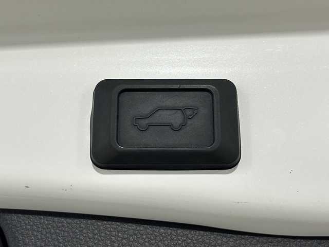 トヨタ ＲＡＶ４ ハイブリッドG 神奈川県 2021(令3)年 4.4万km ホワイトパールクリスタルシャイン 4WD/純正9型ディスプレイオーディオ/コネクトナビ/フルセグ　USB　Bluetooth　Miracast/パノラミックビューモニター/ブラックルーフレール/置くだけ充電/AC100Vコンセント/ハンズフリーパワーバックドア/純正ビルトインETC2.0/純正前方ドライブレコーダー/セーフティセンス/プリクラッシュセーフティ/レーントレーシングアシスト/レーダークルーズコントロール/オートマチックハイビーム/ロードサインアシスト/先行車発進告知機能/インテリジェントクリアランスソナー/リアクロストラフィックブレーキ/ブラインドスポットモニター/カブロン合皮シート/運転席パワーシート/ポジションメモリー/前席シートヒーター/革巻きステアリング/ステアリングヒーター/電動パーキングブレーキ/オートブレーキホールド/自動防眩ミラー/プッシュスタート/スマートキー/LEDヘッドランプ/フロントフォグランプ/オートライト/純正18インチアルミホイール/純正リアスポイラー/取説　保証書　スペアキー