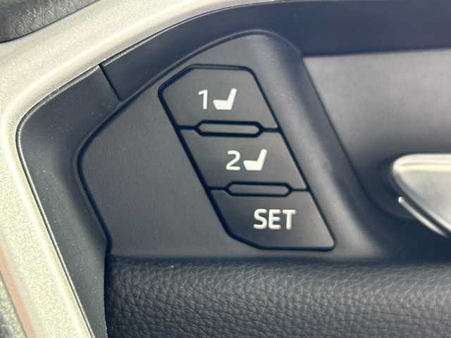 トヨタ ＲＡＶ４ ハイブリッドG 神奈川県 2021(令3)年 4.4万km ホワイトパールクリスタルシャイン 4WD/純正9型ディスプレイオーディオ/コネクトナビ/フルセグ　USB　Bluetooth　Miracast/パノラミックビューモニター/ブラックルーフレール/置くだけ充電/AC100Vコンセント/ハンズフリーパワーバックドア/純正ビルトインETC2.0/純正前方ドライブレコーダー/セーフティセンス/プリクラッシュセーフティ/レーントレーシングアシスト/レーダークルーズコントロール/オートマチックハイビーム/ロードサインアシスト/先行車発進告知機能/インテリジェントクリアランスソナー/リアクロストラフィックブレーキ/ブラインドスポットモニター/カブロン合皮シート/運転席パワーシート/ポジションメモリー/前席シートヒーター/革巻きステアリング/ステアリングヒーター/電動パーキングブレーキ/オートブレーキホールド/自動防眩ミラー/プッシュスタート/スマートキー/LEDヘッドランプ/フロントフォグランプ/オートライト/純正18インチアルミホイール/純正リアスポイラー/取説　保証書　スペアキー