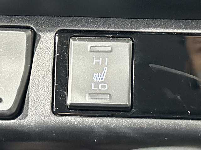 トヨタ ＲＡＶ４ ハイブリッドG 神奈川県 2021(令3)年 4.4万km ホワイトパールクリスタルシャイン 4WD/純正9型ディスプレイオーディオ/コネクトナビ/フルセグ　USB　Bluetooth　Miracast/パノラミックビューモニター/ブラックルーフレール/置くだけ充電/AC100Vコンセント/ハンズフリーパワーバックドア/純正ビルトインETC2.0/純正前方ドライブレコーダー/セーフティセンス/プリクラッシュセーフティ/レーントレーシングアシスト/レーダークルーズコントロール/オートマチックハイビーム/ロードサインアシスト/先行車発進告知機能/インテリジェントクリアランスソナー/リアクロストラフィックブレーキ/ブラインドスポットモニター/カブロン合皮シート/運転席パワーシート/ポジションメモリー/前席シートヒーター/革巻きステアリング/ステアリングヒーター/電動パーキングブレーキ/オートブレーキホールド/自動防眩ミラー/プッシュスタート/スマートキー/LEDヘッドランプ/フロントフォグランプ/オートライト/純正18インチアルミホイール/純正リアスポイラー/取説　保証書　スペアキー