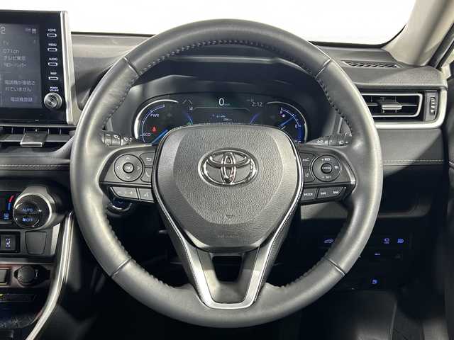 トヨタ ＲＡＶ４ ハイブリッドG 神奈川県 2021(令3)年 4.4万km ホワイトパールクリスタルシャイン 4WD/純正9型ディスプレイオーディオ/コネクトナビ/フルセグ　USB　Bluetooth　Miracast/パノラミックビューモニター/ブラックルーフレール/置くだけ充電/AC100Vコンセント/ハンズフリーパワーバックドア/純正ビルトインETC2.0/純正前方ドライブレコーダー/セーフティセンス/プリクラッシュセーフティ/レーントレーシングアシスト/レーダークルーズコントロール/オートマチックハイビーム/ロードサインアシスト/先行車発進告知機能/インテリジェントクリアランスソナー/リアクロストラフィックブレーキ/ブラインドスポットモニター/カブロン合皮シート/運転席パワーシート/ポジションメモリー/前席シートヒーター/革巻きステアリング/ステアリングヒーター/電動パーキングブレーキ/オートブレーキホールド/自動防眩ミラー/プッシュスタート/スマートキー/LEDヘッドランプ/フロントフォグランプ/オートライト/純正18インチアルミホイール/純正リアスポイラー/取説　保証書　スペアキー