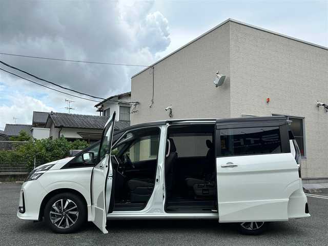 日産 セレナ ハイウェイスター V 熊本県 2020(令2)年 5.3万km ブリリアントホワイトパール 2トーン 衝突軽減ブレーキ/プッシュスタート/純正ナビ/（CD・DVD・フルセグTV・BTオーディオ・SD）/アラウンドビューモニター/純正フリップダウンモニター/ETC/ドライブレコーダー/純正16インチAW/両側パワースライドドア/クルーズコントロール/LEDヘッドライト/オートライト/フォグライト/前後コーナーセンサー/横滑り防止装置/ウィンカーミラー/純正フロアマット/純正ドアバイザー/スマートスペアキー×1本