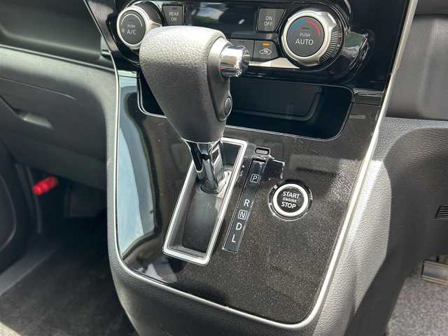 日産 セレナ ハイウェイスター V 熊本県 2020(令2)年 5.3万km ブリリアントホワイトパール 2トーン 衝突軽減ブレーキ/プッシュスタート/純正ナビ/（CD・DVD・フルセグTV・BTオーディオ・SD）/アラウンドビューモニター/純正フリップダウンモニター/ETC/ドライブレコーダー/純正16インチAW/両側パワースライドドア/クルーズコントロール/LEDヘッドライト/オートライト/フォグライト/前後コーナーセンサー/横滑り防止装置/ウィンカーミラー/純正フロアマット/純正ドアバイザー/スマートスペアキー×1本