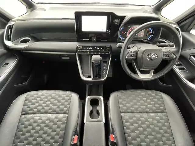 トヨタ ヴォクシー ハイブリッド S－Z 福井県 2024(令6)年 0.8万km アティチュードブラックマイカ 純正ディスプレイナビ/Bluetooth/USB/Miracast/AM/FM/バックカメラ/トヨタセーフティセンス/・プリクラッシュセーフティ/・レーントレーシングアシスト/・レーンディパーチャーアラート/・レーダークルーズコントロール/・アダプティブハイビームシステム／オートマチックハイビーム/・ロードサインアシスト：標識の見逃し防止をサポート/・ドライバー異常時対応システム/・プロアクティブドライビングアシスト/・発進遅れ告知機能/・緊急時操舵支援（アクティブ操舵機能付）/両側パワースライドドア/レーダークルーズコントロール/LEDオートライト/オートマチックハイビーム/ハーフレザーシート/シートヒーター/コーナーセンサー/スマートキー