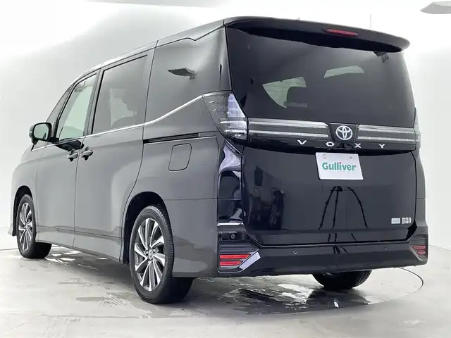 トヨタ ヴォクシー ハイブリッド S－Z 福井県 2024(令6)年 0.8万km アティチュードブラックマイカ 純正ディスプレイナビ/Bluetooth/USB/Miracast/AM/FM/バックカメラ/トヨタセーフティセンス/・プリクラッシュセーフティ/・レーントレーシングアシスト/・レーンディパーチャーアラート/・レーダークルーズコントロール/・アダプティブハイビームシステム／オートマチックハイビーム/・ロードサインアシスト：標識の見逃し防止をサポート/・ドライバー異常時対応システム/・プロアクティブドライビングアシスト/・発進遅れ告知機能/・緊急時操舵支援（アクティブ操舵機能付）/両側パワースライドドア/レーダークルーズコントロール/LEDオートライト/オートマチックハイビーム/ハーフレザーシート/シートヒーター/コーナーセンサー/スマートキー