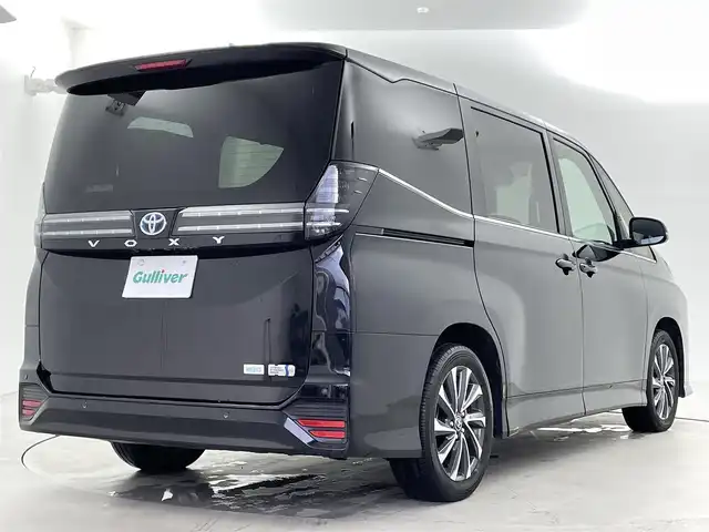 トヨタ ヴォクシー ハイブリッド S－Z 福井県 2024(令6)年 0.8万km アティチュードブラックマイカ 純正ディスプレイナビ/Bluetooth/USB/Miracast/AM/FM/バックカメラ/トヨタセーフティセンス/・プリクラッシュセーフティ/・レーントレーシングアシスト/・レーンディパーチャーアラート/・レーダークルーズコントロール/・アダプティブハイビームシステム／オートマチックハイビーム/・ロードサインアシスト：標識の見逃し防止をサポート/・ドライバー異常時対応システム/・プロアクティブドライビングアシスト/・発進遅れ告知機能/・緊急時操舵支援（アクティブ操舵機能付）/両側パワースライドドア/レーダークルーズコントロール/LEDオートライト/オートマチックハイビーム/ハーフレザーシート/シートヒーター/コーナーセンサー/スマートキー