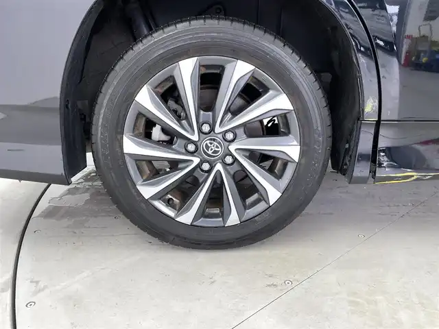 トヨタ ヴォクシー ハイブリッド S－Z 福井県 2024(令6)年 0.8万km アティチュードブラックマイカ 純正ディスプレイナビ/Bluetooth/USB/Miracast/AM/FM/バックカメラ/トヨタセーフティセンス/・プリクラッシュセーフティ/・レーントレーシングアシスト/・レーンディパーチャーアラート/・レーダークルーズコントロール/・アダプティブハイビームシステム／オートマチックハイビーム/・ロードサインアシスト：標識の見逃し防止をサポート/・ドライバー異常時対応システム/・プロアクティブドライビングアシスト/・発進遅れ告知機能/・緊急時操舵支援（アクティブ操舵機能付）/両側パワースライドドア/レーダークルーズコントロール/LEDオートライト/オートマチックハイビーム/ハーフレザーシート/シートヒーター/コーナーセンサー/スマートキー