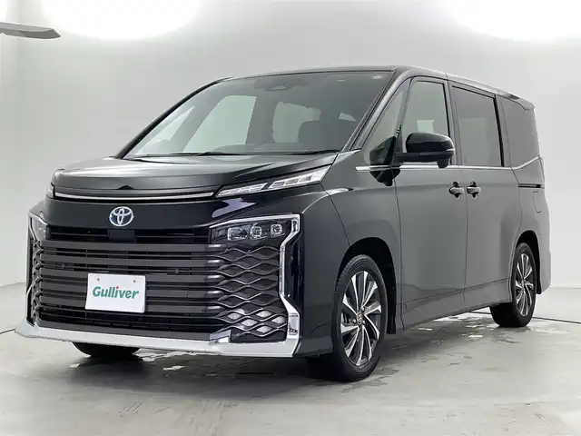 トヨタ ヴォクシー ハイブリッド S－Z 福井県 2024(令6)年 0.8万km アティチュードブラックマイカ 純正ディスプレイナビ/Bluetooth/USB/Miracast/AM/FM/バックカメラ/トヨタセーフティセンス/・プリクラッシュセーフティ/・レーントレーシングアシスト/・レーンディパーチャーアラート/・レーダークルーズコントロール/・アダプティブハイビームシステム／オートマチックハイビーム/・ロードサインアシスト：標識の見逃し防止をサポート/・ドライバー異常時対応システム/・プロアクティブドライビングアシスト/・発進遅れ告知機能/・緊急時操舵支援（アクティブ操舵機能付）/両側パワースライドドア/レーダークルーズコントロール/LEDオートライト/オートマチックハイビーム/ハーフレザーシート/シートヒーター/コーナーセンサー/スマートキー