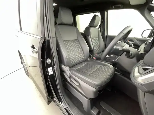 トヨタ ヴォクシー ハイブリッド S－Z 福井県 2024(令6)年 0.8万km アティチュードブラックマイカ 純正ディスプレイナビ/Bluetooth/USB/Miracast/AM/FM/バックカメラ/トヨタセーフティセンス/・プリクラッシュセーフティ/・レーントレーシングアシスト/・レーンディパーチャーアラート/・レーダークルーズコントロール/・アダプティブハイビームシステム／オートマチックハイビーム/・ロードサインアシスト：標識の見逃し防止をサポート/・ドライバー異常時対応システム/・プロアクティブドライビングアシスト/・発進遅れ告知機能/・緊急時操舵支援（アクティブ操舵機能付）/両側パワースライドドア/レーダークルーズコントロール/LEDオートライト/オートマチックハイビーム/ハーフレザーシート/シートヒーター/コーナーセンサー/スマートキー