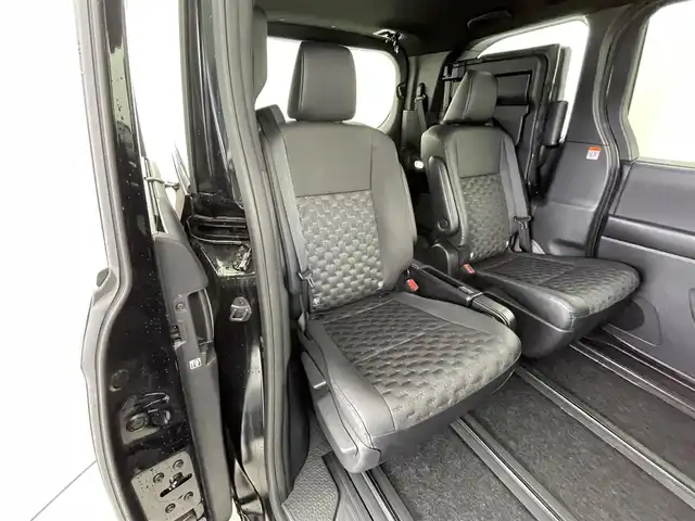 トヨタ ヴォクシー ハイブリッド S－Z 福井県 2024(令6)年 0.8万km アティチュードブラックマイカ 純正ディスプレイナビ/Bluetooth/USB/Miracast/AM/FM/バックカメラ/トヨタセーフティセンス/・プリクラッシュセーフティ/・レーントレーシングアシスト/・レーンディパーチャーアラート/・レーダークルーズコントロール/・アダプティブハイビームシステム／オートマチックハイビーム/・ロードサインアシスト：標識の見逃し防止をサポート/・ドライバー異常時対応システム/・プロアクティブドライビングアシスト/・発進遅れ告知機能/・緊急時操舵支援（アクティブ操舵機能付）/両側パワースライドドア/レーダークルーズコントロール/LEDオートライト/オートマチックハイビーム/ハーフレザーシート/シートヒーター/コーナーセンサー/スマートキー