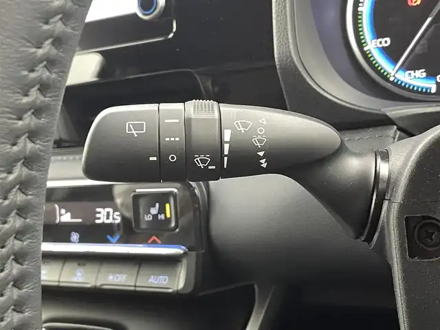 トヨタ ヴォクシー ハイブリッド S－Z 福井県 2024(令6)年 0.8万km アティチュードブラックマイカ 純正ディスプレイナビ/Bluetooth/USB/Miracast/AM/FM/バックカメラ/トヨタセーフティセンス/・プリクラッシュセーフティ/・レーントレーシングアシスト/・レーンディパーチャーアラート/・レーダークルーズコントロール/・アダプティブハイビームシステム／オートマチックハイビーム/・ロードサインアシスト：標識の見逃し防止をサポート/・ドライバー異常時対応システム/・プロアクティブドライビングアシスト/・発進遅れ告知機能/・緊急時操舵支援（アクティブ操舵機能付）/両側パワースライドドア/レーダークルーズコントロール/LEDオートライト/オートマチックハイビーム/ハーフレザーシート/シートヒーター/コーナーセンサー/スマートキー