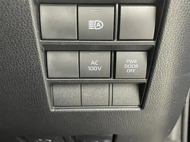 トヨタ ヴォクシー ハイブリッド S－Z 福井県 2024(令6)年 0.8万km アティチュードブラックマイカ 純正ディスプレイナビ/Bluetooth/USB/Miracast/AM/FM/バックカメラ/トヨタセーフティセンス/・プリクラッシュセーフティ/・レーントレーシングアシスト/・レーンディパーチャーアラート/・レーダークルーズコントロール/・アダプティブハイビームシステム／オートマチックハイビーム/・ロードサインアシスト：標識の見逃し防止をサポート/・ドライバー異常時対応システム/・プロアクティブドライビングアシスト/・発進遅れ告知機能/・緊急時操舵支援（アクティブ操舵機能付）/両側パワースライドドア/レーダークルーズコントロール/LEDオートライト/オートマチックハイビーム/ハーフレザーシート/シートヒーター/コーナーセンサー/スマートキー